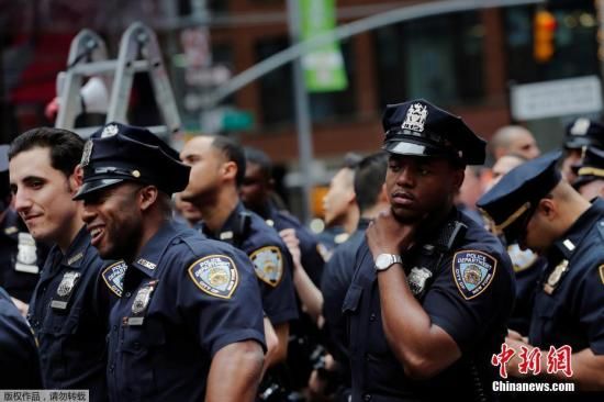 资料图：纽约警方在时代广场加大警力部署。
