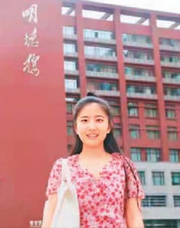 　曹嘉洇毕业于谢菲尔德大学，现就职于北京大学区域与国别研究院。她希望自己可以成为文化交流的使者。