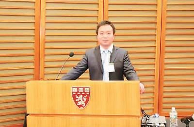 图为王洪川在哈佛大学学习时参加学术活动。