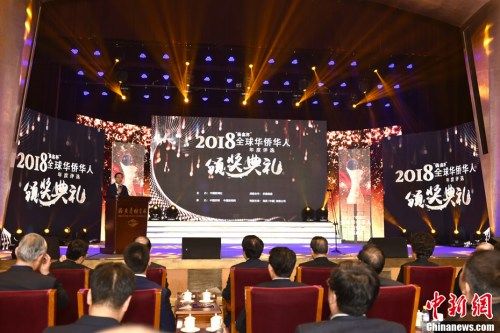 1月4日，由中国新闻社主办的“2018‘侨鑫杯’全球华侨华人年度评选”颁奖典礼在北京举行。图为“2018全球华侨华人年度十大新闻”揭晓。中新社记者