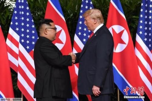 2018年6月12日上午，朝鲜最高领导人金正恩与美国总统特朗普在新加坡嘉佩乐酒店举行首次会晤，双方握手致意。这是在任的朝美领导人数十年来首次会晤及握手。