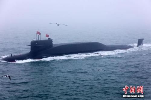 4月23日，庆祝中国人民解放军海军成立70周年海上阅兵活动在青岛附近海空域举行。图为参加海上阅兵的中国海军战略核潜艇。中新社发
