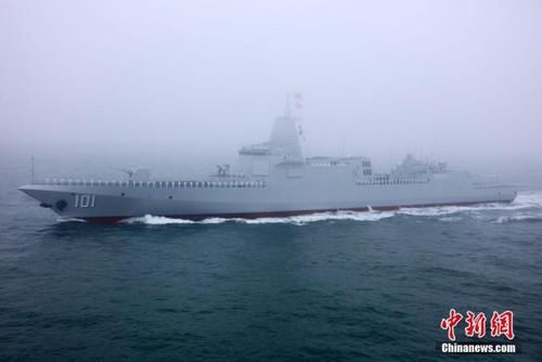 图为参加海上阅兵的中国海军南昌舰。中新社发