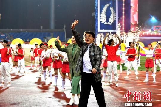 成龙和谭维维共同唱起第十八届世警会主题曲《欢乐与荣耀》。　安源