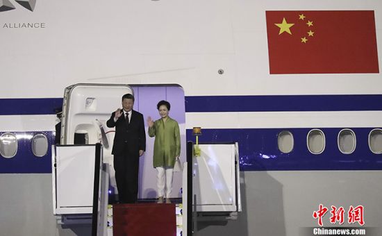 当地时间11月12日晚，中国国家主席习近平乘专机抵达巴西利亚，出席金砖国家领导人第十一次会晤。图为习近平和夫人彭丽媛步下舷梯。中新社记者