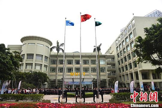 资料图:澳门高校举行升旗仪式,培养学生爱国情怀。中新社记者