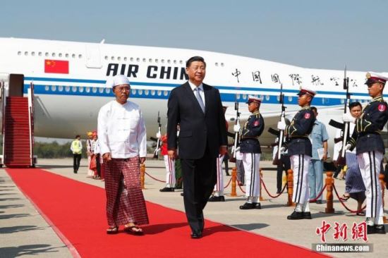 当地时间1月17日下午，中国国家主席习近平乘专机抵达内比都国际机场，开始对缅甸联邦共和国进行国事访问。习近平抵达时，缅甸第一副总统敏瑞率多名内阁部长在舷梯旁热情迎接。中新社记者