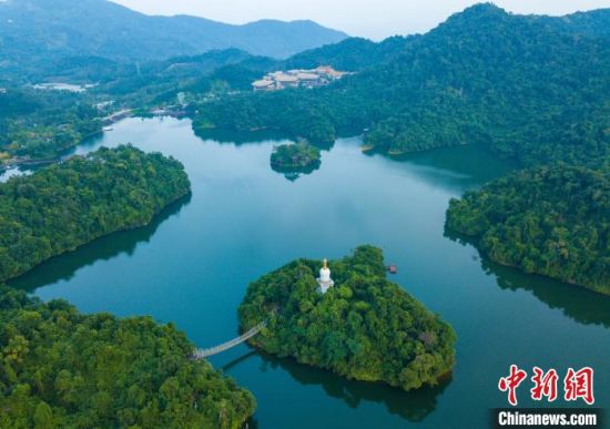 海南省保亭黎族苗族自治县神玉岛文化旅游区依山傍水，风景秀丽。　骆云飞　摄