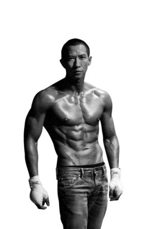 为了在《激战》中演出专业拳手的样子，46岁的张家辉自虐般练出这副身材，令很多观众心生佩服。