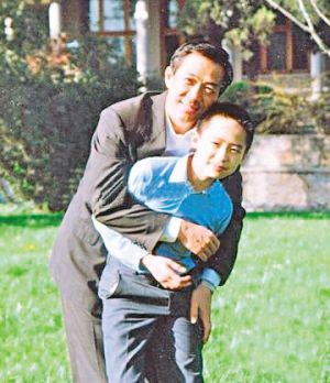 薄熙来与薄瓜瓜早年合影,亲密的动作显示父子感情深厚。网络图片 薄熙来与薄瓜瓜早年合影,亲密的动作显示父子感情深厚。网络图片