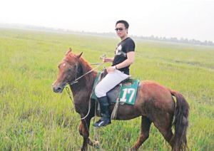 薄瓜瓜喜爱旅游、爱好运动。图为薄瓜瓜在骑马。 香港大公网 薄瓜瓜喜爱旅游、爱好运动。图为薄瓜瓜在骑马。 香港大公网