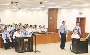 22日的庭审中，大连实德集团董事长徐明作为证人，出庭指证薄熙来（图）。