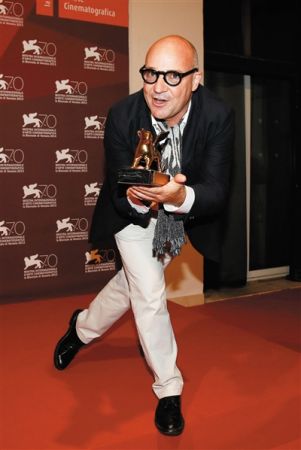 获得最大奖项的纪录片导演弗朗西斯科·罗西爆冷拿奖不忘摆造型。