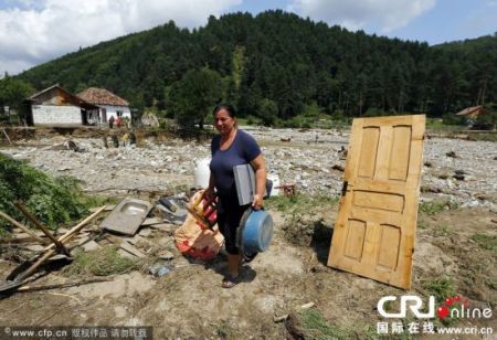 当地时间2014年7月30日，罗马尼亚Vaideeni遭洪水袭击，数百民众紧急疏散。