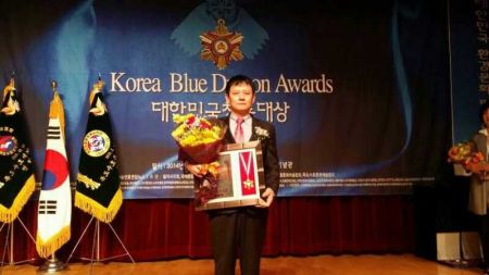 2013韩国华侨华人年度优秀人物奉献奖的韩国《新华报》社发行人兼社长曹明权