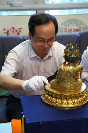 中国钱币博物馆馆长周卫荣鉴定佛像