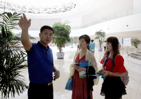 海外华文媒体高层参访团成员了解兰州新区综合保税区在“一带一路”建设中的国际贸易拓展情况。肖刚 摄