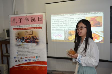 布大孔院汉语教师志愿者刘萌介绍中秋节吃月饼的习俗