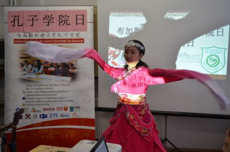 布大孔院汉语教师志愿者刘文萃表演惊鸿舞