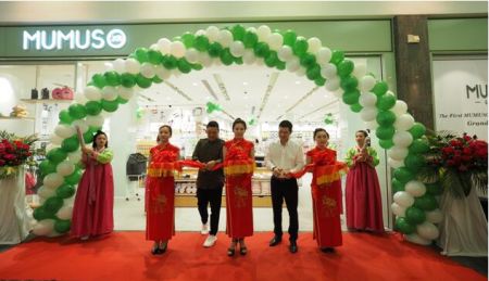 MUMUSO木槿生活董事长叶建忠先生(左)与迪拜分公司董事长黄建国先生(右)为开业剪彩 MUMUSO木槿生活董事长叶建忠先生(左)与迪拜分公司董事长黄建国先生(右)为开业剪彩