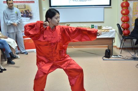 布大孔院汉语教师志愿者杜雅芝表演武术