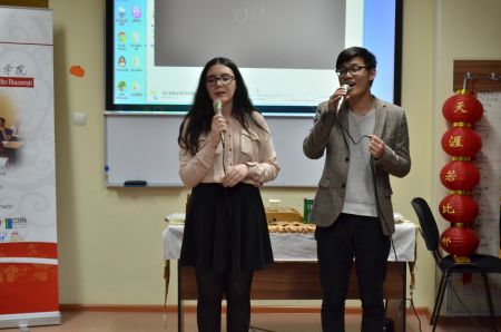 布大中文系学生金泽琛和史丹娥演唱歌曲—《因为爱情》