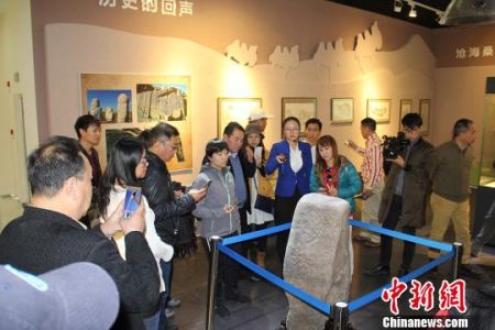 图为海外华文媒体代表在参观第十师北屯市博物馆。　袁晶 摄