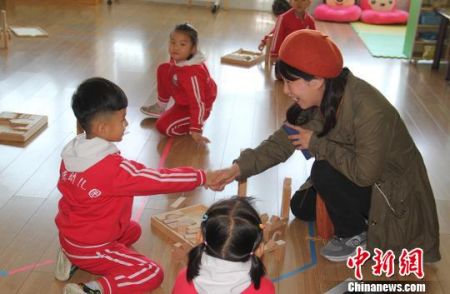 图为日本《留学生新闻》副总编辑龙丽华在第十师北屯市明珠幼儿园与孩子进行互动。　袁晶 摄