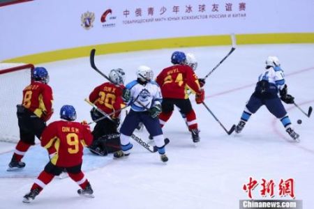 　6月8日晚，中俄青少年冰球友谊赛在天津体育馆举行。图为比赛现场。中新社记者 刘震 摄