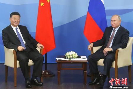 9月11日，中国国家主席习近平在符拉迪沃斯托克同俄罗斯总统普京举行会谈。中新社记者 盛佳鹏 摄