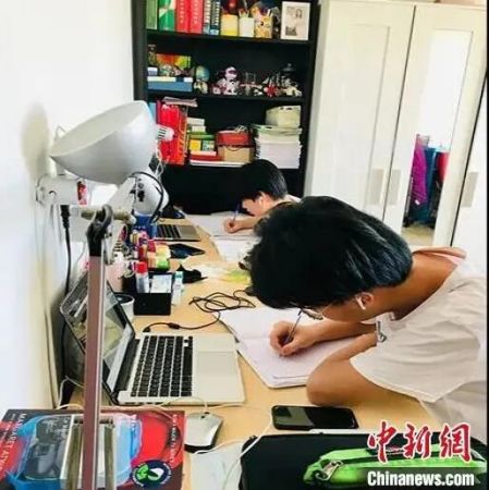 　　小华侨们居家学习。文成宣传部供图
