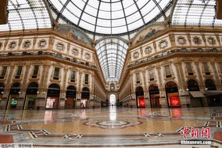 　　资料图：意大利米兰市中心空无一人的维托里奥·埃马努埃莱二世购物中心。