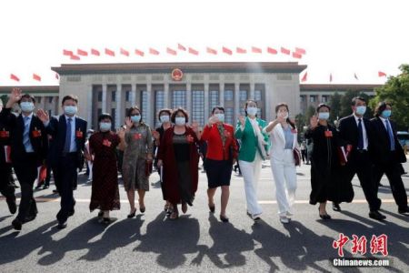 　　5月28日，第十三届全国人民代表大会第三次会议在北京人民大会堂举行闭幕会。图为闭幕会后，代表走出人民大会堂。 中新社记者 韩海丹 摄