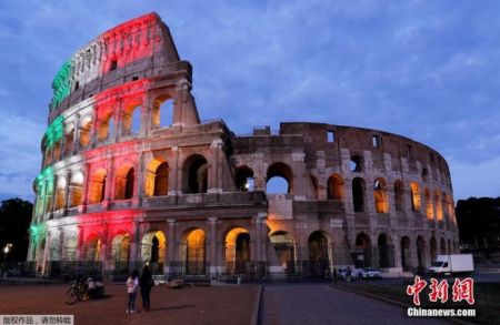 　　6月1日，意大利首都罗马，罗马斗兽场重新开放。出于防疫原因，参观者在入场时被要求戴上口罩、测量体温并进行手部消毒。