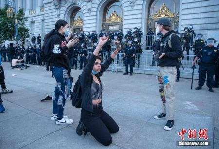 　　部分抗议者仍然在旧金山市政厅前抗议。中新社记者 刘关关 摄