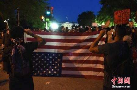 　　当地时间5月31日，美国首都华盛顿连续第三天暴发反种族歧视示威抗议。图为在白宫北侧抗议的示威者。 中新社记者 陈孟统 摄