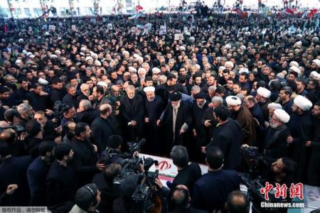 　　当地时间1月6日，成千上万的伊朗民众走上德黑兰街头，向被美军击杀的高级军官苏莱曼尼表示敬意。