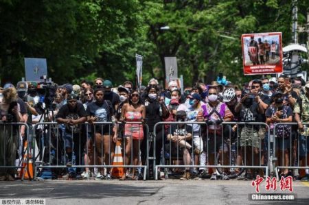 　　美国非裔男子弗洛伊德追悼会现场，抗议者聚集。