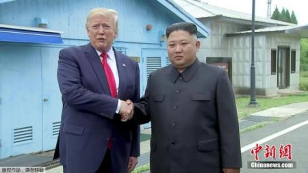 　当地时间2019年6月30日下午，美国总统特朗普与朝鲜最高领导人金正恩在朝韩非军事区见面，并握手问候。