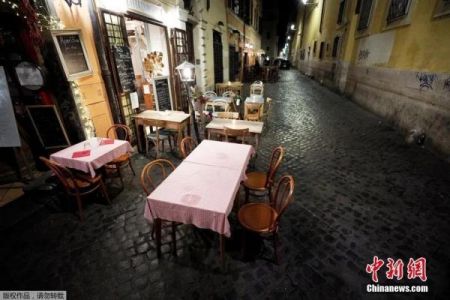 　　资料图：意大利罗马宵禁前，餐馆的户外就餐区无人光顾。