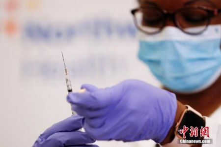 　　资料图：美国纽约长岛犹太医疗中心护士准备注射新冠疫苗。中新社记者 廖攀 摄