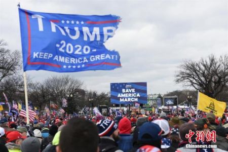 　　图为1月6日上午，示威者聚集白宫南侧举行“拯救美国”示威集会。 中新社记者 陈孟统 摄