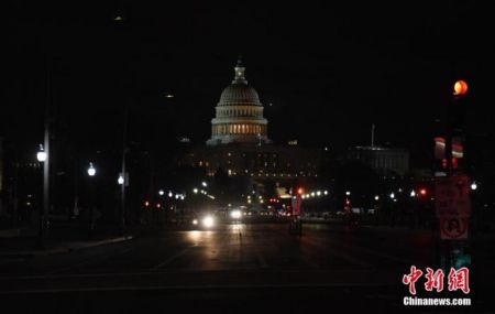 　图为宵禁中的华盛顿街头。 中新社记者 陈孟统 摄
