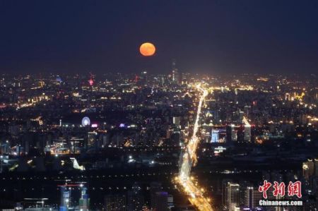 　资料图：2020年10月2日，北京，一轮明月在夜晚逐渐升起。中新社记者 盛佳鹏 摄