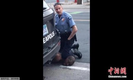 当地时间5月25日，美国明尼苏达州明尼阿波利斯市一名警察在逮捕非裔男子乔治·弗洛伊德时，将其按在地上，用膝盖顶住脖子。(视频截图)