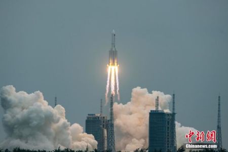 　图为长征五号B遥二运载火箭在中国文昌航天发射场点火升空。中新社记者 骆云飞 摄