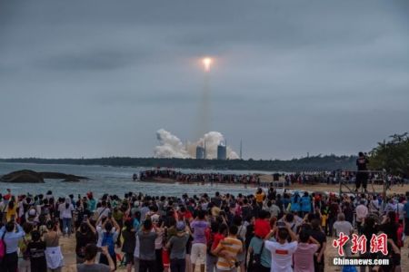 　图为民众在海南文昌淇水湾海边观看火箭升空。中新社记者 骆云飞 摄