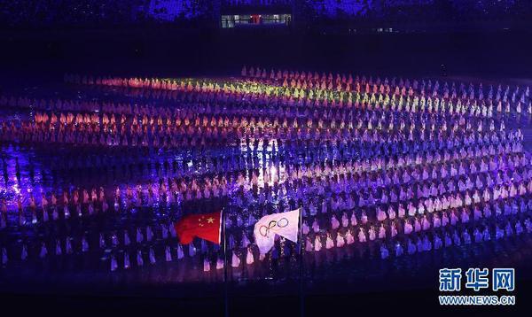 南京青奥会开幕 雨中绽放拼搏之花