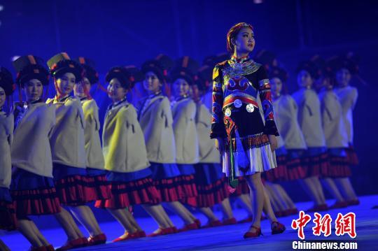 羌族同胞身穿传统民族服饰在开幕式上翩翩起舞。　张浪 摄