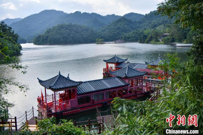 海南省保亭黎族苗族自治县神玉岛文化旅游区依山傍水，风景秀丽。　骆云飞 摄